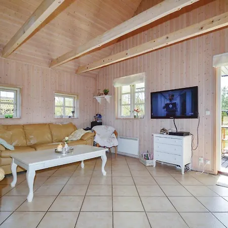 2 Bedroom Amazing In Vaeggerlose Casa de Férias Bøtø By